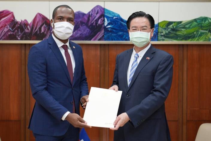 圖一：外交部長吳釗燮（右）接受海地共和國新任駐台大使潘恩（左）遞交到任國書副本。