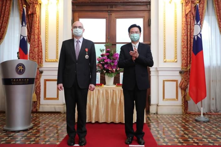 圖二：外交部長吳釗燮（右）頒贈「睦誼外交獎章」予AIT/T副處長谷立言（Raymond Greene）（左）。