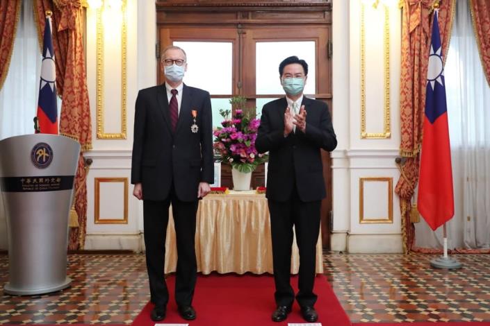 圖一：外交部長吳釗燮（右）頒贈「特種外交獎章」予美國在台協會台北辦事處（AIT/T）處長酈英傑（Brent Christensen）（左）。