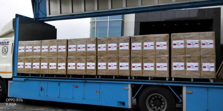 圖二：援贈印尼的200台製氧機送往機場交運。