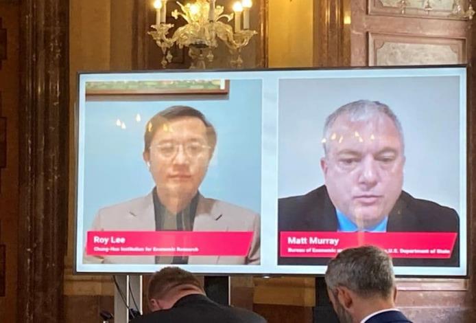 圖說二：我國中華經濟研究院WTO及RTA中心副執行長李淳（左）及美國務院經濟暨商業事務局副助卿墨瑞（Matt Murray）（右）以視訊方式參與。