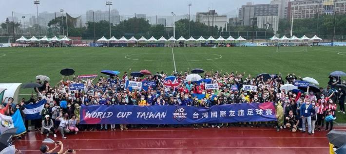 圖說三：風雨無阻參加第八屆台灣國際友誼足球賽全體球員合照。