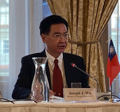 圖說一：外交部長吳釗燮應邀請在捷克國家科學院與智庫「解析中國」合辦的研討會上發表公開演講