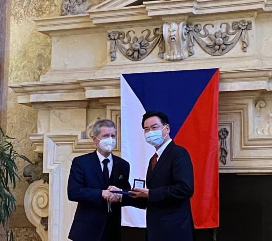 圖說一：外交部長吳釗燮接受捷克參議院議長韋德齊（Miloš_Vystrčil）頒發「國際貴賓」銀質獎章。
