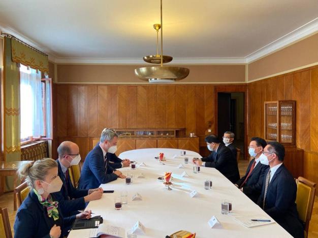 圖說一：外交部長吳釗燮與捷克布拉格市長賀吉普（Zdeněk Hřib）會晤。