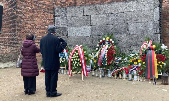 圖說二：陳前副總統伉儷在「死亡之牆」前獻花，向在二戰期間不幸罹難的犧牲者表達哀悼追思之意。