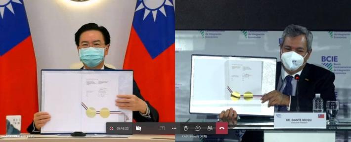 圖說一：外交部長吳釗燮與CABEI總裁Dante Mossi視訊簽署協定。