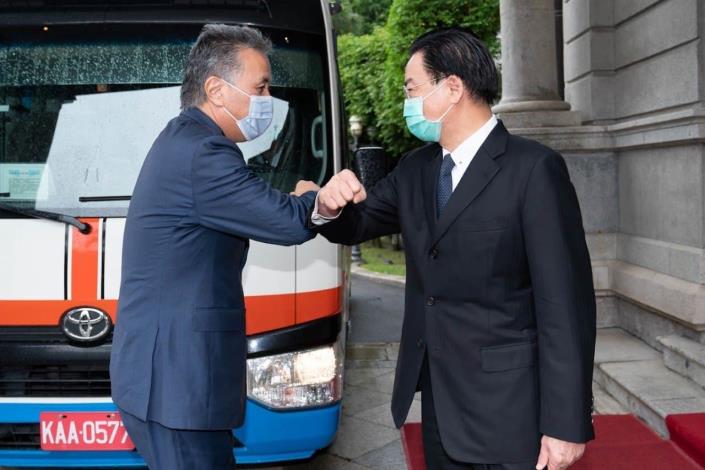 圖說二：外交部部長吳釗燮（右）於台北賓館前迎接高野眾議員。