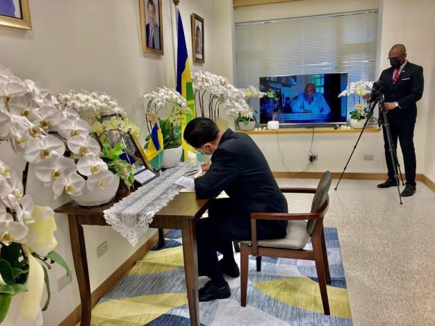 圖說ㄧ：外交部長吳釗燮12月14日前往聖文森及格瑞那丁駐台大使館簽署弔唁冊聖國前總理米契爾。