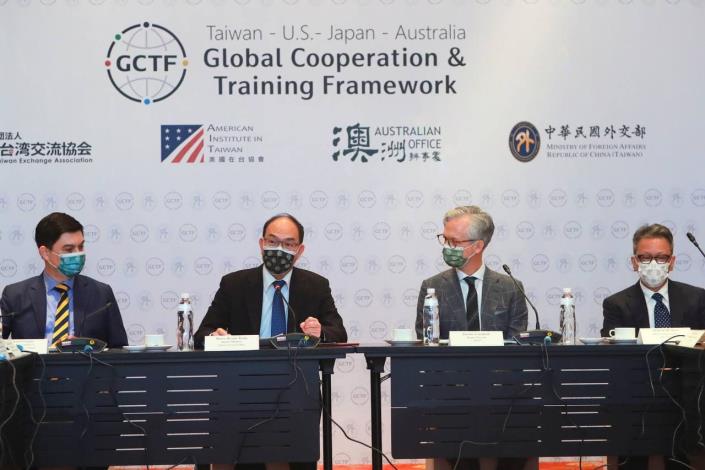 圖說三：外交部政務次長曾厚仁（左二）於2021年GCTF聯合委員會會議開場致詞。