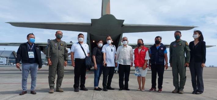 圖說三：駐菲律賓代表處徐佩勇大使(右5)代表我國政府移交救援物資。
