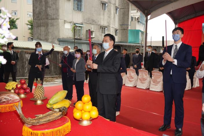圖說二：外交部長吳釗燮與新進同仁進行職務宿舍開工祭典儀式。