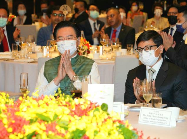 圖說三：吳部長與「印度台北協會」會長戴國瀾出席慶祝酒會。