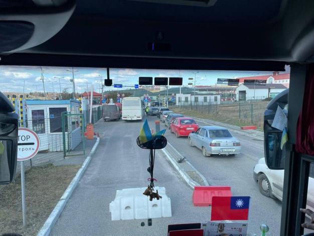 圖說二：撤僑專車離開烏克蘭準備入境波蘭。