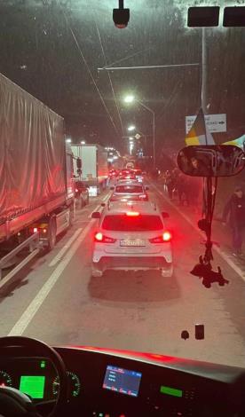 圖說一：撤僑專車自基輔啟程前往西烏地區的公路壅塞情形。