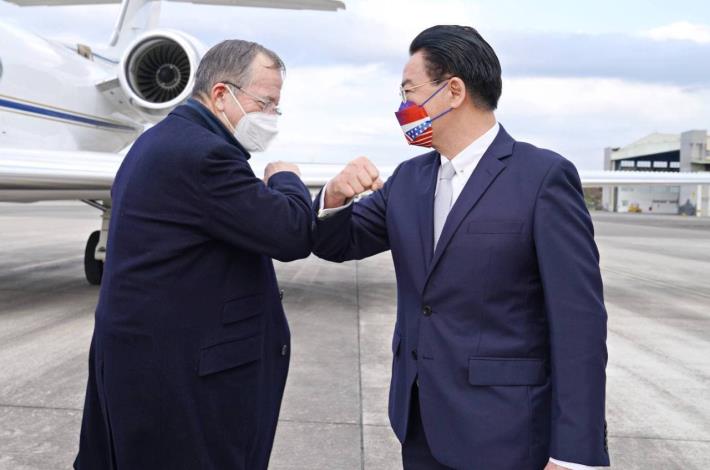 圖說一：外交部長吳釗燮（右）歡迎美國前參謀首長聯席會議主席穆倫（左）率團來訪。