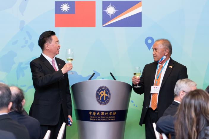 圖說五：外交部長吳釗燮(左)及馬國總統柯布亞(David Kabua)(右)向賓客敬酒。.JPG