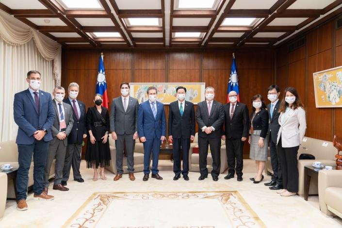 圖說二：外交部長吳釗燮與巴拉圭工商部長賈斯迪優尼訪團合影。