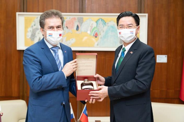 圖說一：外交部長吳釗燮與巴拉圭工商部長賈斯迪優尼相互贈禮。