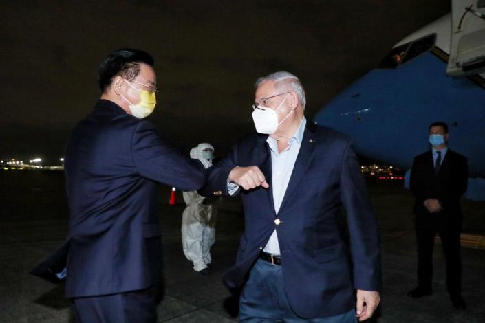 圖說二：外交部長吳釗燮（左）與孟南德茲主席（右）擊肘致意。