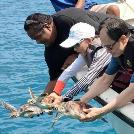 圖說二：海洋委員會蔡清標政務副主任委員（右）與駐帛琉黎倩儀大使（中）於帛琉海域放流海龜。