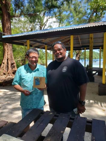 圖說一：帛琉科羅州（Koror State）州長Eyos Rudimch（右）贈送行政院環境保護署張子敬署長（左）以海廢回收原料製成之禮品。