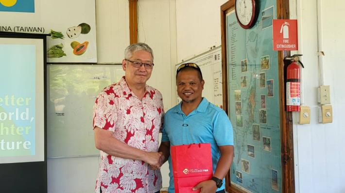 圖說四：國合會項恬毅祕書長致贈禮品予帛琉農漁暨環境部長Steven Victor，感謝V部長對我技術團的支持及協助。