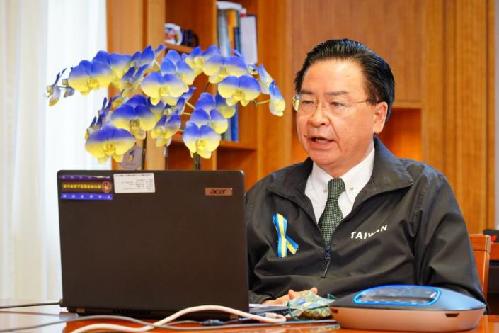 圖說一：吳釗燮部長向克里契科市長說明台灣人民擬捐贈烏克蘭800萬美元。