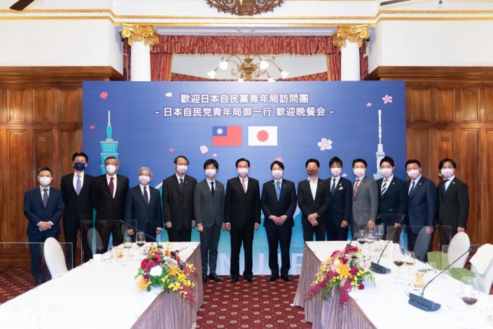圖說二：外交部長吳釗燮與日本自民黨青年局於晚宴後合影留念。