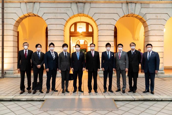 圖說四：外交部長吳釗燮與訪團在台北賓館合影。