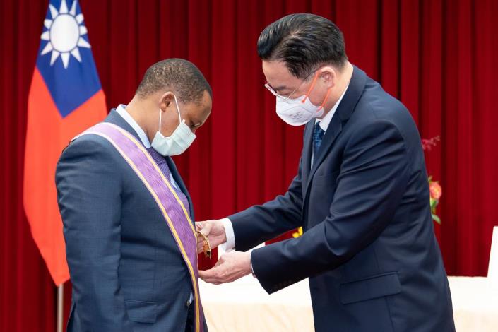 圖說二：外交部長吳釗燮於本（2022）年5月19日下午代表總統頒贈「大綬景星勳章」予即將離任的史瓦帝尼王國駐台大使戴敏尼閣下。