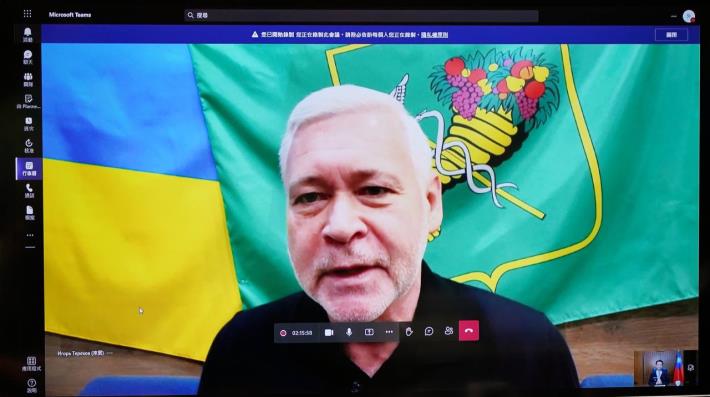 圖說二：烏克蘭哈爾科夫市切列霍夫（Ihor Terekhov）市長於視訊會議中向外交部長吳釗燮說明烏國抵抗俄軍的作為。