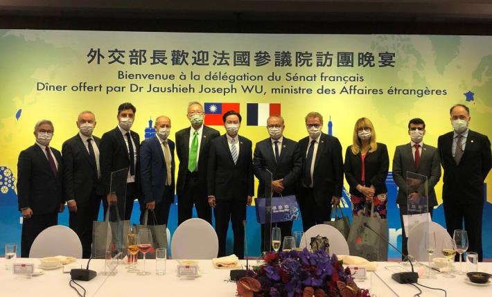 圖說三：外交部長吳釗燮與法國參議院代表團乙行暨晚宴賓客合影。