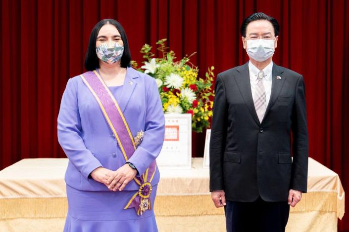 圖說三：外交部長吳釗燮與宏都拉斯駐台大使寶蒂絲妲閣下合影。