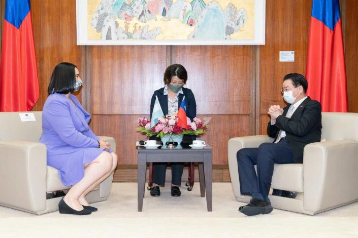 圖說一：外交部長吳釗燮與宏都拉斯駐台大使寶蒂絲妲閣下就雙邊邦誼交換意見。