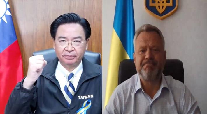 圖說二：外交部長吳釗燮以烏克蘭文「民主必勝」向費多盧克市長及烏國人民表達支持。