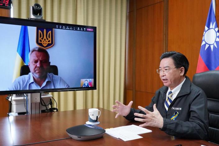 圖說一：外交部長吳釗燮與烏克蘭布查市長費多盧克視訊通話。