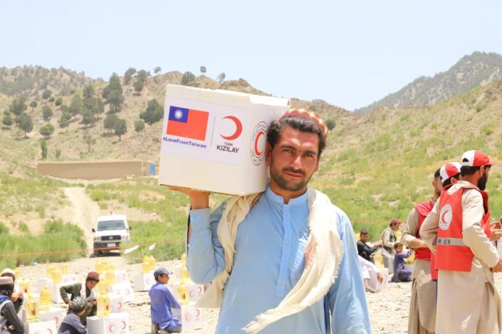 圖說三：我國與「土耳其紅新月會」合作將救援物資送達地震災區居民。