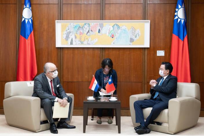 圖說二：外交部吳部長接見巴拉圭新任駐台大使費卡洛。
