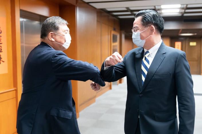 圖說一：吳部長歡迎石破茂團長蒞臨晚宴會場。