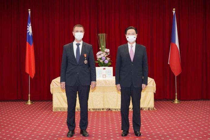 圖說一：外交部長吳釗燮頒贈捷克經濟文化辦事處代表朗樂（Patrick Rumlar）特種外交獎章。