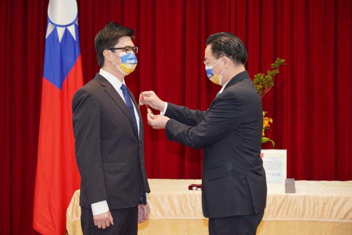 圖說一：外交部長吳釗燮頒贈基輔台灣貿易中心主任徐裕軒「睦誼外交獎章」。
