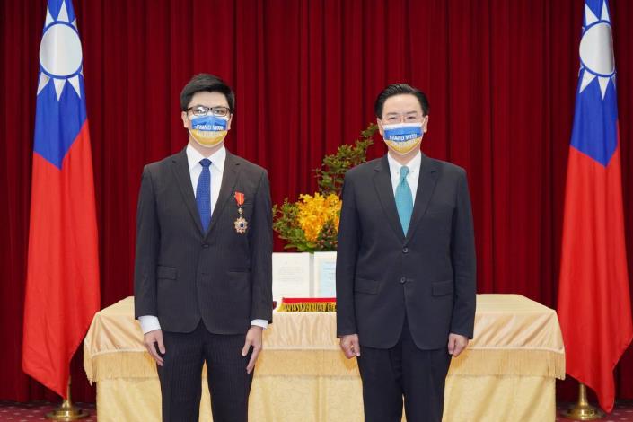 圖說二：外交部長吳釗燮與基輔台灣貿易中心主任徐裕軒合影。