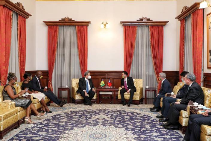 圖說一：外交部吳部長釗燮會晤聖文森及格瑞那丁總理龔薩福。