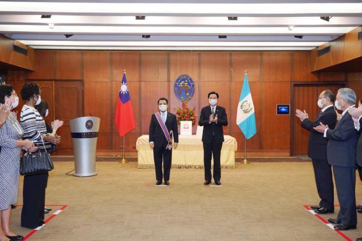 圖說三：外交部長吳釗燮與瓜地馬拉駐台大使葛梅斯閣下合影。