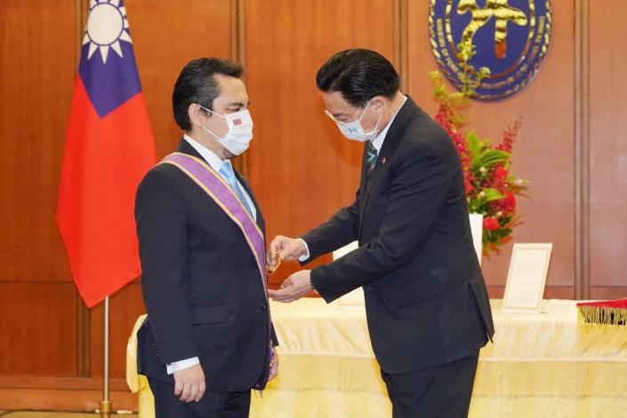 圖說二：外交部長吳釗燮於本年8月16日上午代表總統頒贈「大綬景星勳章」予即將離任的瓜地馬拉駐台大使葛梅斯閣下。