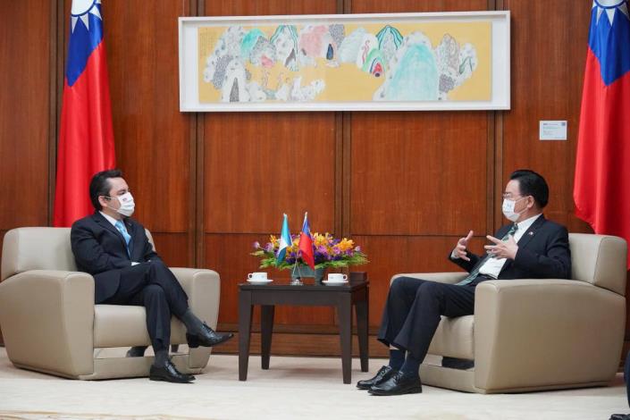 圖說一：外交部長吳釗燮與瓜地馬拉駐台大使葛梅斯閣下就兩國各項合作關係交換意見。