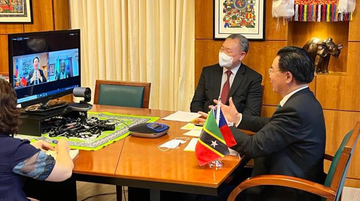 圖說：外交部長吳釗燮與聖克里斯多福及尼維斯新任外長道格拉斯視訊通話。