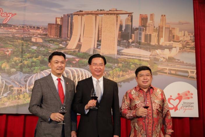 圖說三：吳部長與「新加坡駐台北商務辦事處」代表葉偉傑（Yip Wei Kiat）及副代表王宗翰（Philip ONG）合影。