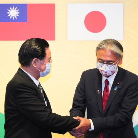 圖說二：外交部長吳釗燮與古屋圭司會長握手致意。